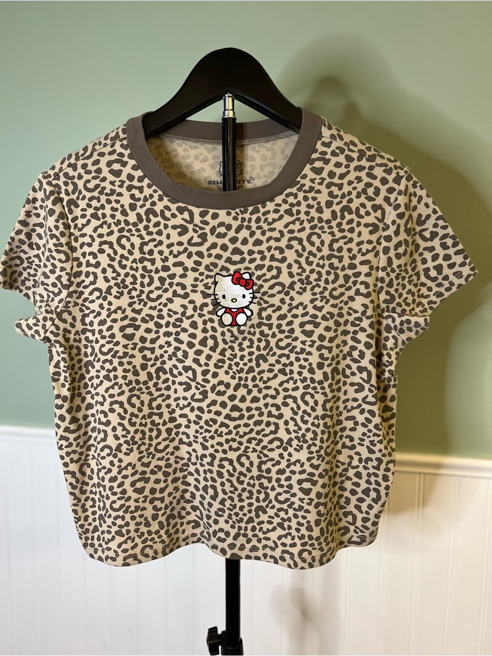 Sanrio Hello Kitty Leopard Crop Tee - Beige & Gray